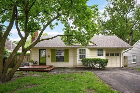 5005 Sycamore Dr, Roeland Park, KS 66205