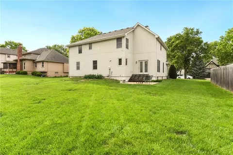 Exterior - 917 NW Winterset St, Lees Summit, MO 64081 photo 8 of 11