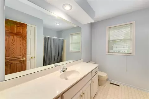 Bath - 917 NW Winterset St, Lees Summit, MO 64081 photo 2 of 2