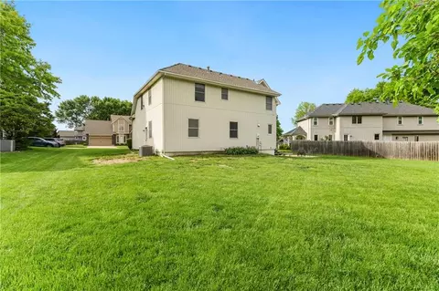 Exterior - 917 NW Winterset St, Lees Summit, MO 64081 photo 7 of 11