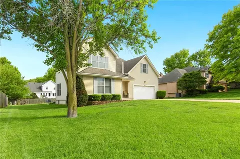 Exterior - 917 NW Winterset St, Lees Summit, MO 64081 photo 2 of 11