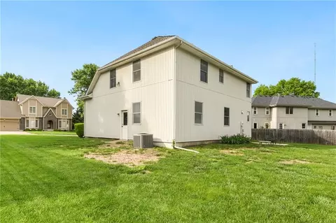 Exterior - 917 NW Winterset St, Lees Summit, MO 64081 photo 9 of 11