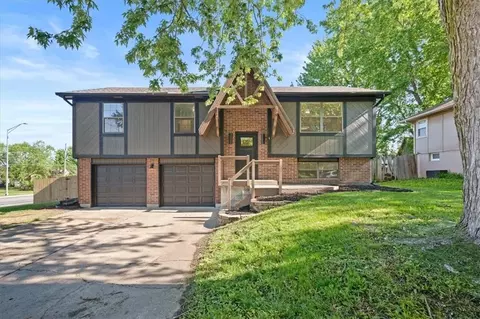 332 Flagstone Dr, Lees Summit, MO 64063