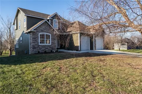 121 Hillside Dr, Baldwin City, KS 66006
