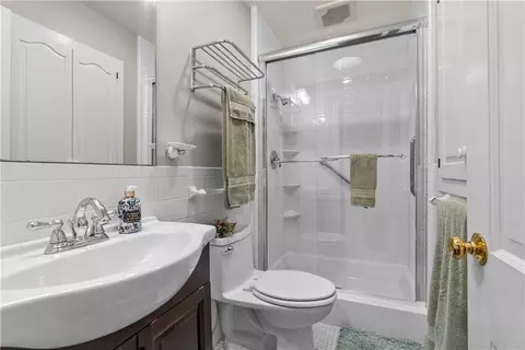 Bath - 513 NE Balboa St, Lees Summit, MO 64063 photo 1 of 3