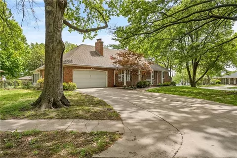 Exterior - 513 NE Balboa St, Lees Summit, MO 64063 photo 10 of 24