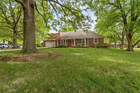 Exterior - 513 NE Balboa St, Lees Summit, MO 64063 photo 9 of 24