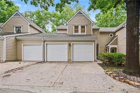 9411 W 119th Ter, Overland Park, KS 66213