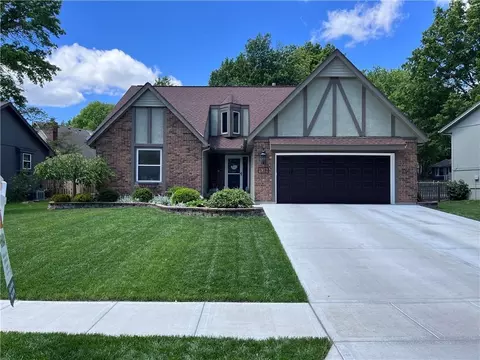 528 SE Country Ln, Lees Summit, MO 64063
