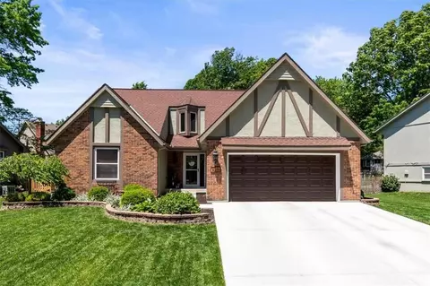 528 SE Country Ln, Lees Summit, MO 64063