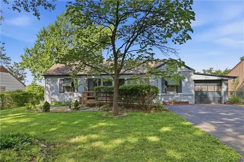 8816 Daniel Boone Rd, Kansas City, MO 64114