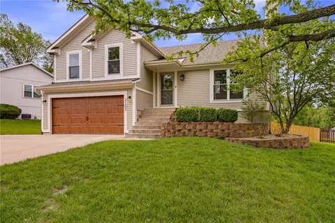 21505 W 50th St, Shawnee, KS 66226