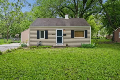 8400 Greenwood St, Raytown, MO 64138