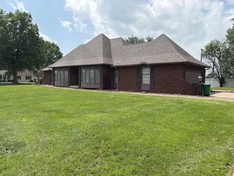 914 Country Club Dr, Butler, MO 64730