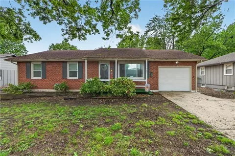 705 NE Darwin St, Lees Summit, MO 64063