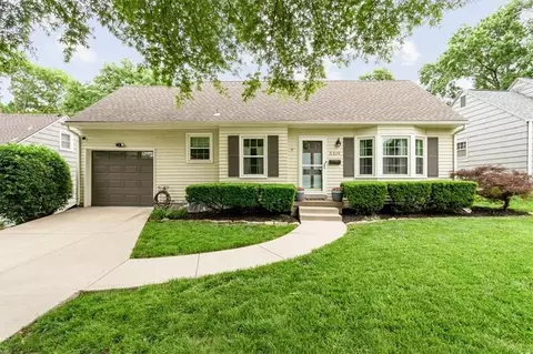 5319 Juniper St, Roeland Park, KS 66205
