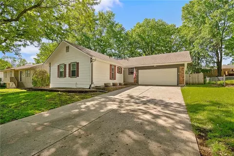 220 SW Richwood Ln, Blue Springs, MO 64014