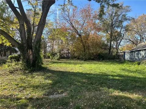 2332 Oakley Ave, Kansas City, MO 64127