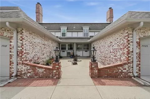 7709 W 102nd St, Overland Park, KS 66212