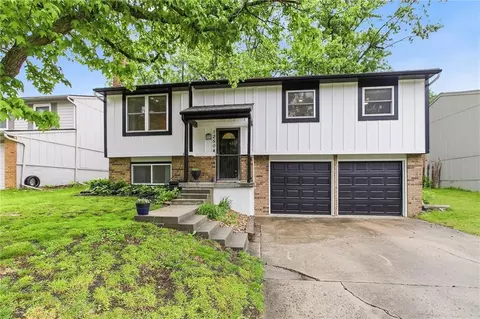 12504 S Summertree Ln, Olathe, KS 66062