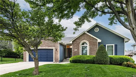 204 SE Carolina Dr, Lees Summit, MO 64063