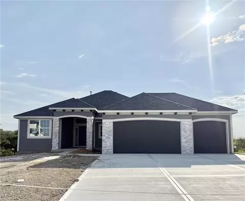 9009 N Poplar Ave, Kansas City, MO 64156