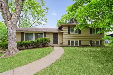 6155 NE Circle View Dr, Kansas City, MO 64118
