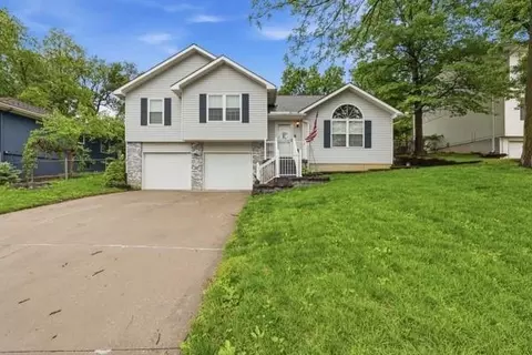 307 SW 13th St, Oak Grove, MO 64075