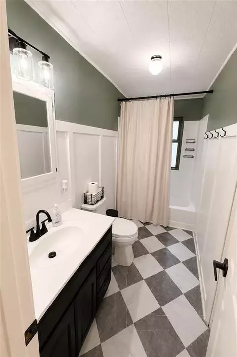 Bath - 205 Hostetter St, Buckner, MO 64016 photo 1 of 3