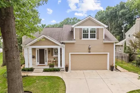 5348 Chadwick Rd, Fairway, KS 66205