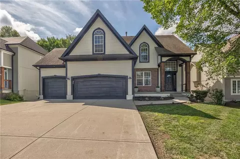 1172 White Oak Ln, Liberty, MO 64068