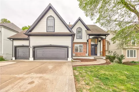1172 White Oak Ln, Liberty, MO 64068