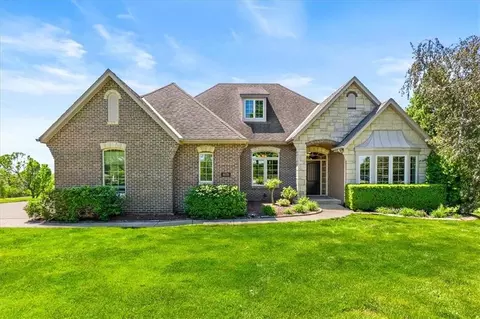 8070 Green Glades Ct, Parkville, MO 64152
