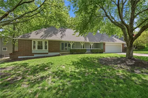 600 NE Golfview Dr, Blue Springs, MO 64014