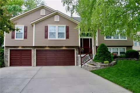 516 NE Topaz Dr, Lees Summit, MO 64086