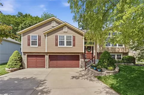 516 NE Topaz Dr, Lees Summit, MO 64086