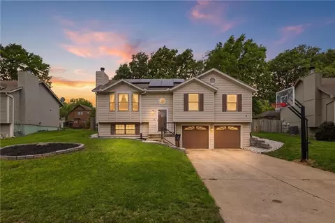 312 SE Onyx Dr, Lees Summit, MO 64063