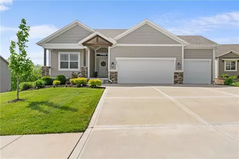 202 NW Joshua Dr, Lees Summit, MO 64081
