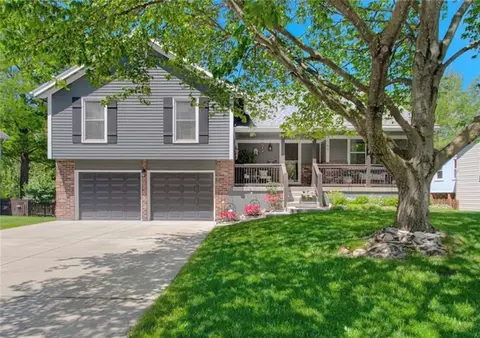 300 SE Brownfield Dr, Lees Summit, MO 64063