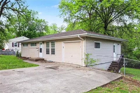 Exterior - 5324 Hunter St, Raytown, MO 64133 photo 2 of 5