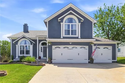1506 Horseshoe Dr, Raymore, MO 64083