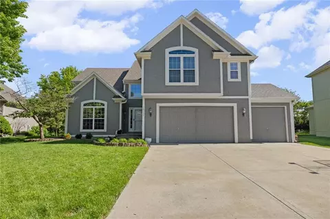 10137 Theden Cir, Lenexa, KS 66220