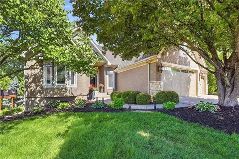 9926 Fountain Cir, Lenexa, KS 66220