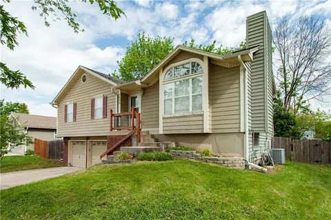 1906 Cheyenne Ct, Greenwood, MO 64034