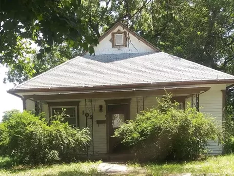 102 S E St, Herington, KS 67449