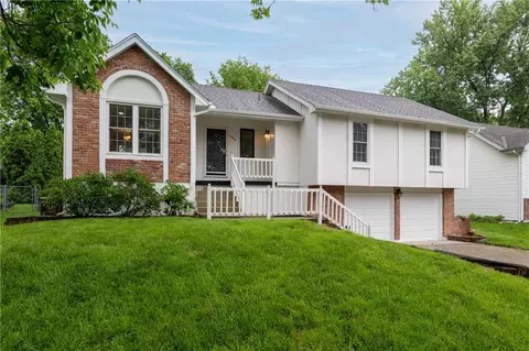 13921 S Summertree Ln, Olathe, KS 66062