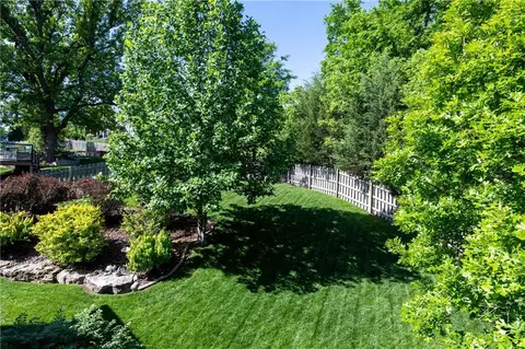 7100 Woodland Dr, Shawnee, KS 66218