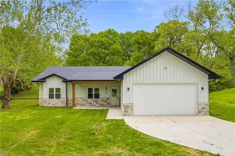 2944 N Highland St, Avondale, MO 64117