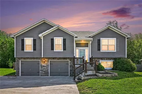 19205 Switchgrass Dr, Smithville, MO 64089