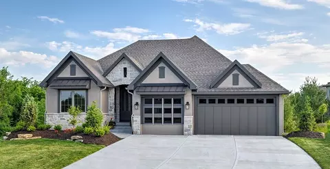 912 Savannah Ln, Greenwood, MO 64034